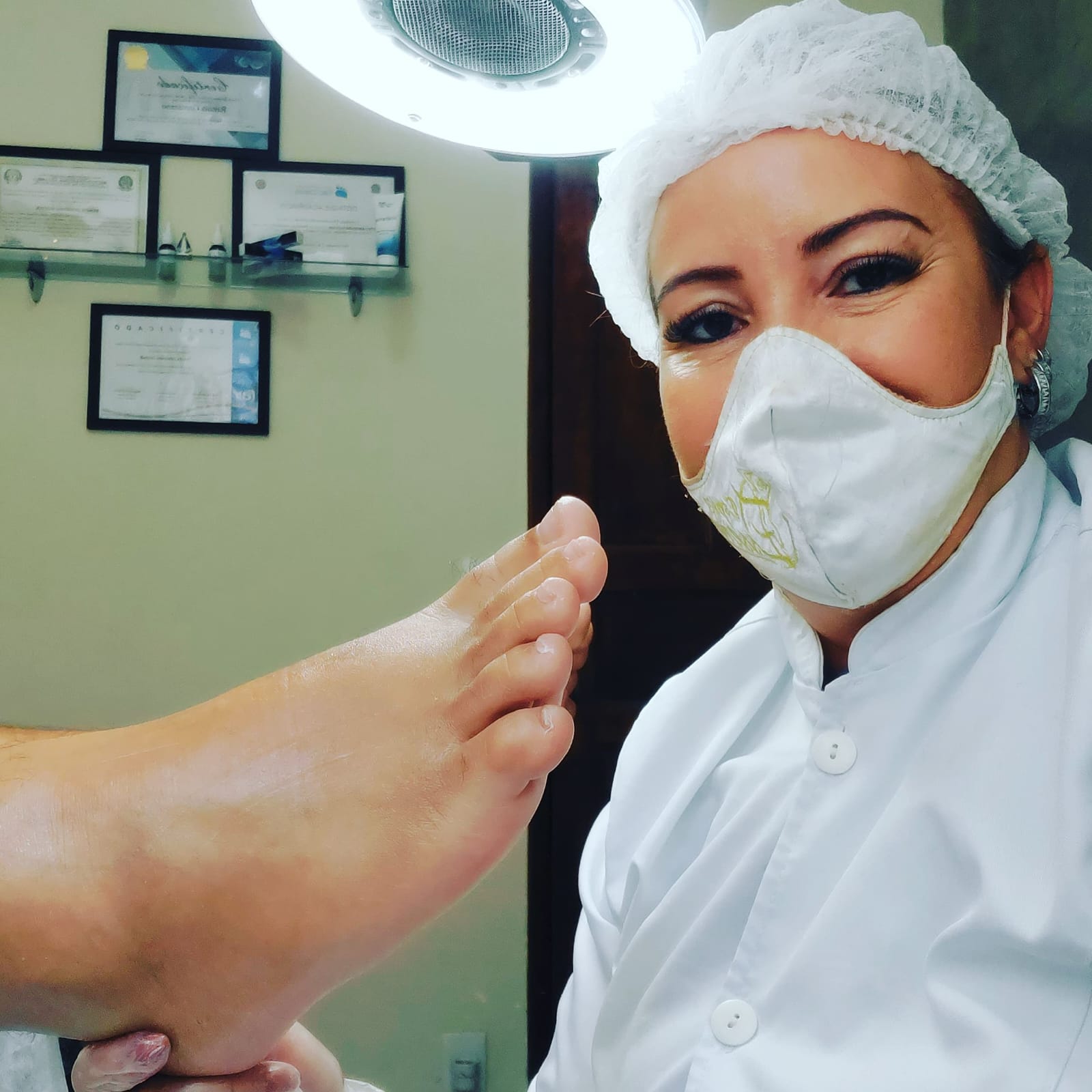 Imagem da podologa limpando os pes